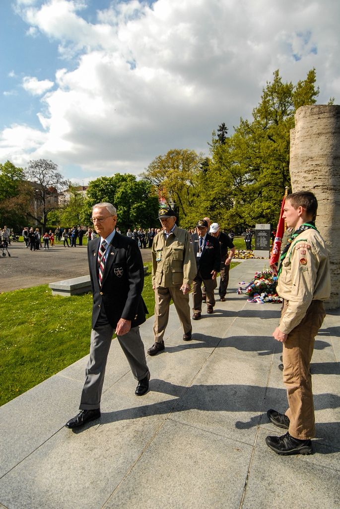 Nepřetržité čtení jmen plzeňských obětí holocaustu otevřelo program letošních Slavností svobody v Plzni. Ke tříhodinovému čtení bylo připraveno 1500 jmen obětí, U Branky ve Smetanových sadech se do něj zapojili samotní návštěvníci. Součástí prvního dne oslav osvobození bylo i vzpomínkové setkání a položení květin u památníků, a to za účasti belgických a amerických veteránů, kteří před 71 lety osvobozovali Plzeň. Pro ně se také k večeru konala uvítací recepce primátora. Slavnosti svobody potrvají do neděle 8. května, nabídnou několik desítek akcí a událostí. (foto: 5.5.2016)