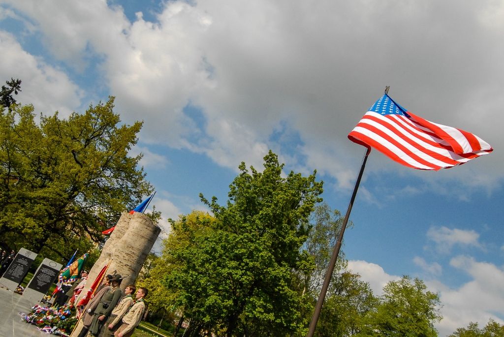Nepřetržité čtení jmen plzeňských obětí holocaustu otevřelo program letošních Slavností svobody v Plzni. Ke tříhodinovému čtení bylo připraveno 1500 jmen obětí, U Branky ve Smetanových sadech se do něj zapojili samotní návštěvníci. Součástí prvního dne oslav osvobození bylo i vzpomínkové setkání a položení květin u památníků, a to za účasti belgických a amerických veteránů, kteří před 71 lety osvobozovali Plzeň. Pro ně se také k večeru konala uvítací recepce primátora. Slavnosti svobody potrvají do neděle 8. května, nabídnou několik desítek akcí a událostí. (foto: 5.5.2016)