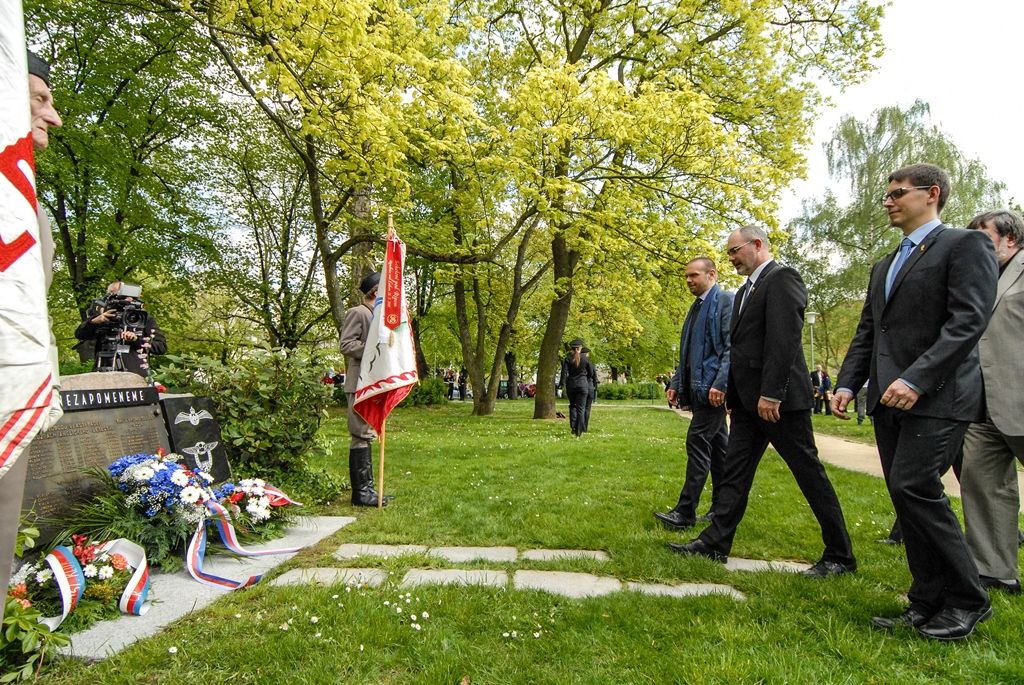 Nepřetržité čtení jmen plzeňských obětí holocaustu otevřelo program letošních Slavností svobody v Plzni. Ke tříhodinovému čtení bylo připraveno 1500 jmen obětí, U Branky ve Smetanových sadech se do něj zapojili samotní návštěvníci. Součástí prvního dne oslav osvobození bylo i vzpomínkové setkání a položení květin u památníků, a to za účasti belgických a amerických veteránů, kteří před 71 lety osvobozovali Plzeň. Pro ně se také k večeru konala uvítací recepce primátora. Slavnosti svobody potrvají do neděle 8. května, nabídnou několik desítek akcí a událostí. (foto: 5.5.2016)
