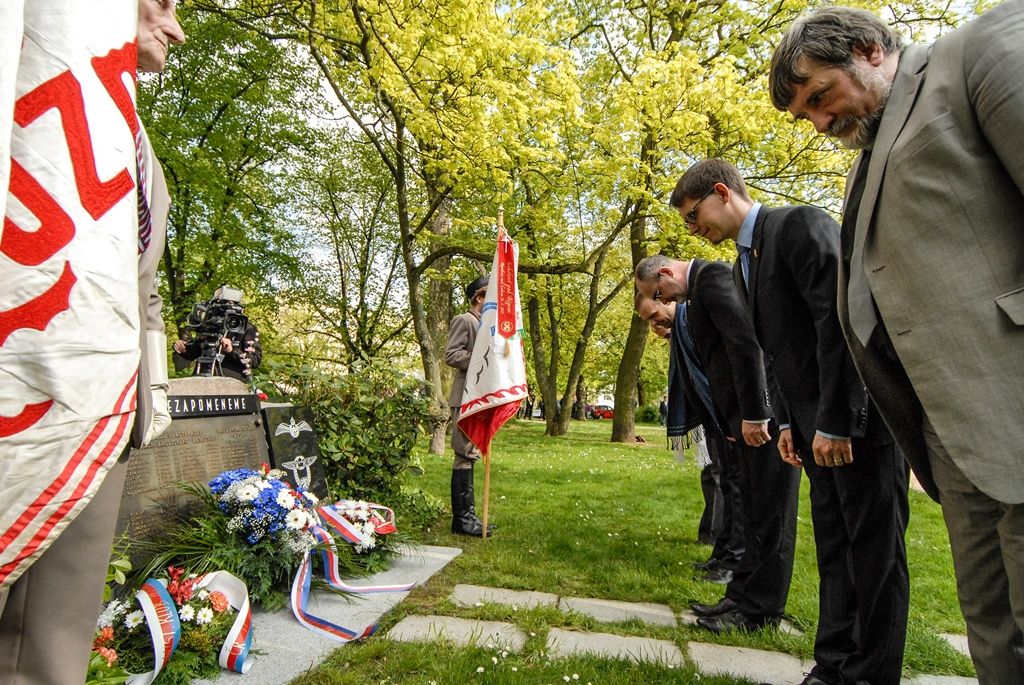 Nepřetržité čtení jmen plzeňských obětí holocaustu otevřelo program letošních Slavností svobody v Plzni. Ke tříhodinovému čtení bylo připraveno 1500 jmen obětí, U Branky ve Smetanových sadech se do něj zapojili samotní návštěvníci. Součástí prvního dne oslav osvobození bylo i vzpomínkové setkání a položení květin u památníků, a to za účasti belgických a amerických veteránů, kteří před 71 lety osvobozovali Plzeň. Pro ně se také k večeru konala uvítací recepce primátora. Slavnosti svobody potrvají do neděle 8. května, nabídnou několik desítek akcí a událostí. (foto: 5.5.2016)