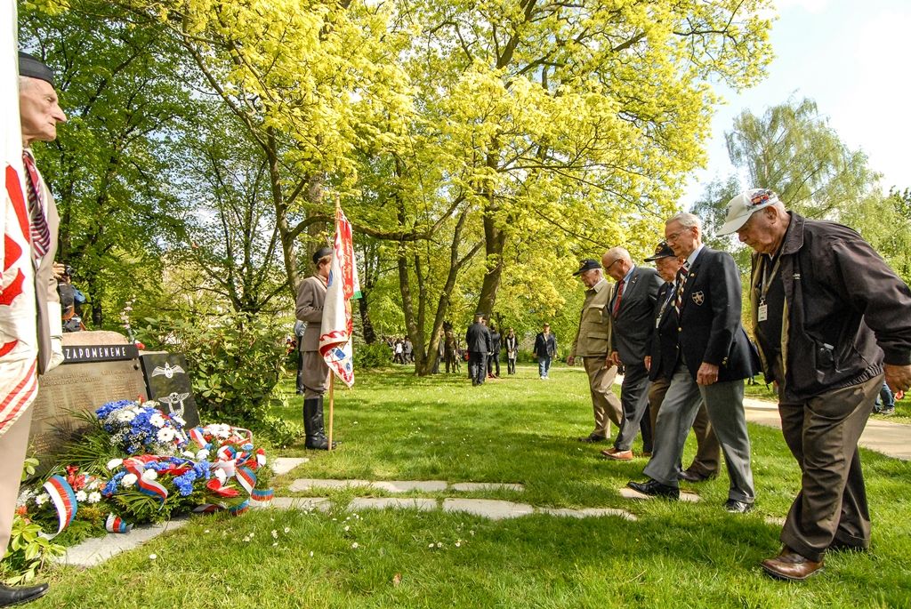 Nepřetržité čtení jmen plzeňských obětí holocaustu otevřelo program letošních Slavností svobody v Plzni. Ke tříhodinovému čtení bylo připraveno 1500 jmen obětí, U Branky ve Smetanových sadech se do něj zapojili samotní návštěvníci. Součástí prvního dne oslav osvobození bylo i vzpomínkové setkání a položení květin u památníků, a to za účasti belgických a amerických veteránů, kteří před 71 lety osvobozovali Plzeň. Pro ně se také k večeru konala uvítací recepce primátora. Slavnosti svobody potrvají do neděle 8. května, nabídnou několik desítek akcí a událostí. (foto: 5.5.2016)