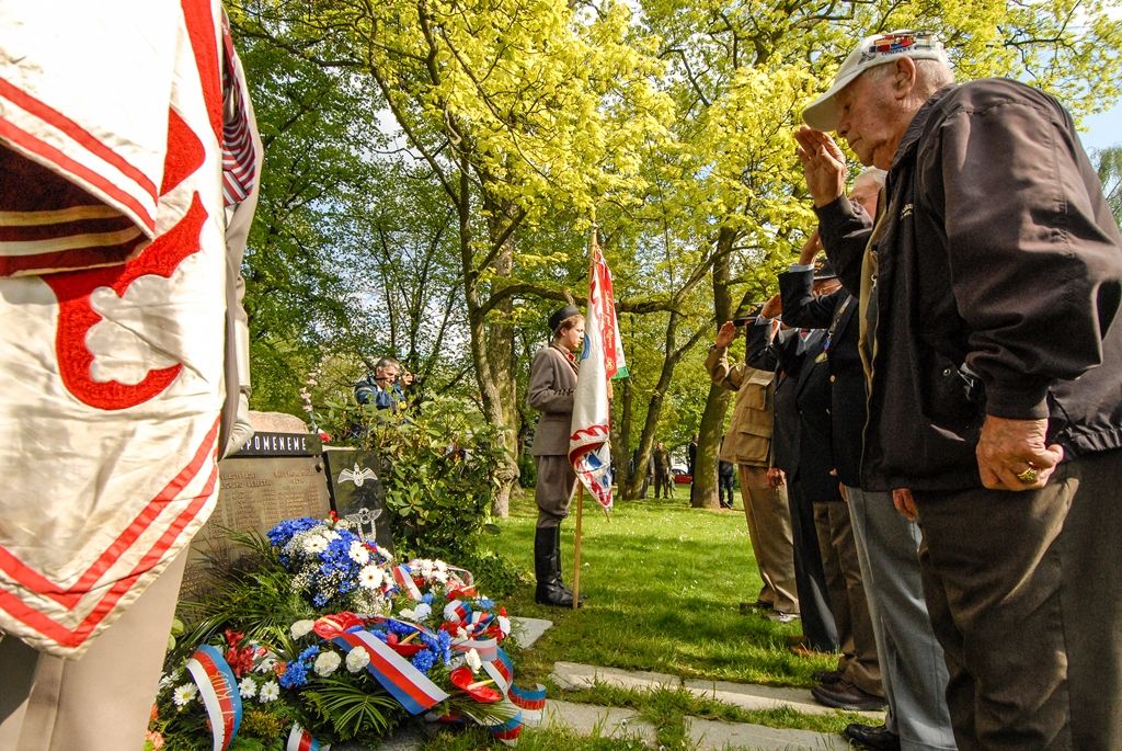 Nepřetržité čtení jmen plzeňských obětí holocaustu otevřelo program letošních Slavností svobody v Plzni. Ke tříhodinovému čtení bylo připraveno 1500 jmen obětí, U Branky ve Smetanových sadech se do něj zapojili samotní návštěvníci. Součástí prvního dne oslav osvobození bylo i vzpomínkové setkání a položení květin u památníků, a to za účasti belgických a amerických veteránů, kteří před 71 lety osvobozovali Plzeň. Pro ně se také k večeru konala uvítací recepce primátora. Slavnosti svobody potrvají do neděle 8. května, nabídnou několik desítek akcí a událostí. (foto: 5.5.2016)