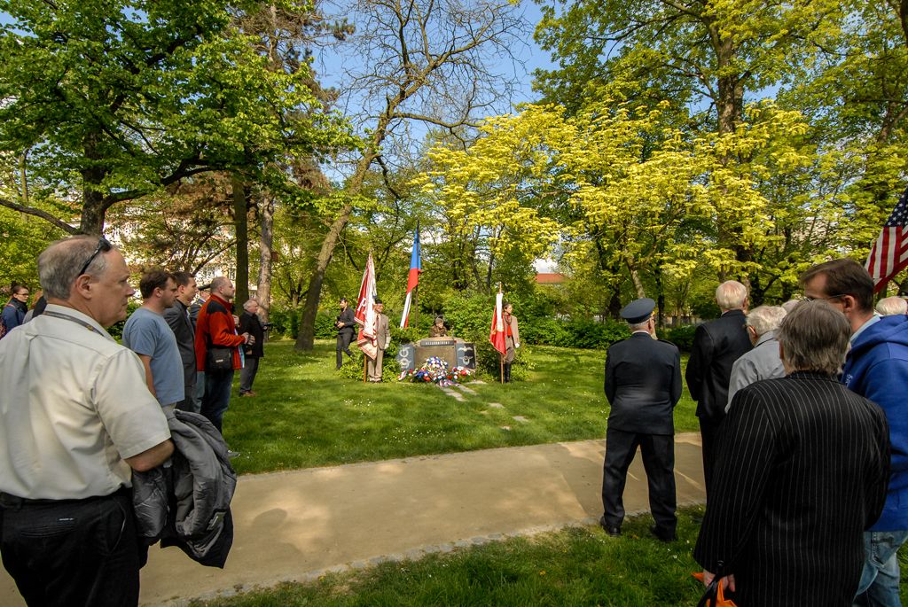 Nepřetržité čtení jmen plzeňských obětí holocaustu otevřelo program letošních Slavností svobody v Plzni. Ke tříhodinovému čtení bylo připraveno 1500 jmen obětí, U Branky ve Smetanových sadech se do něj zapojili samotní návštěvníci. Součástí prvního dne oslav osvobození bylo i vzpomínkové setkání a položení květin u památníků, a to za účasti belgických a amerických veteránů, kteří před 71 lety osvobozovali Plzeň. Pro ně se také k večeru konala uvítací recepce primátora. Slavnosti svobody potrvají do neděle 8. května, nabídnou několik desítek akcí a událostí. (foto: 5.5.2016)