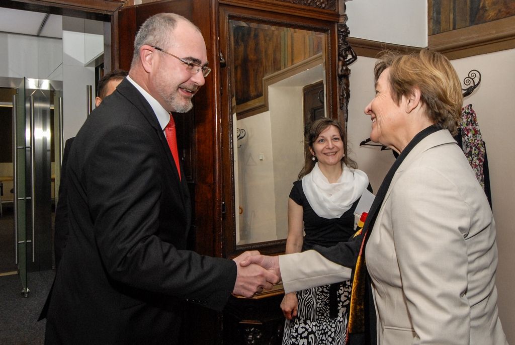Program plzeňských oslav konce druhé světové války pokračuje druhý den v Plzni. Kromě nabitého programu, který mají nejcennější hosté Slavností svobody, tedy američtí a belgičtí veteráni, se zúčastnili i vzpomínkového setkání u pamětní desky Bratrstva 17. praporu belgických střelců a desky věnované 16. obrněné divizi americké armády v prostorách schodiště plzeňské radnice. Přítomni byli také zástupci města Plzně, primátor Martin Zrzavecký, první náměstek Martin Baxa a náměstkyně Eva Herinková. Do západočeské metropole u příležitosti oslav přijeli také velvyslankyně Belgického království v České republice J. E. François Gustin a velvyslanec Spojených států amerických J. E. Andrew Hirsch Schapiro, které před vzpomínkovým aktem přijal primátor města. (foto: 6.5.2016)