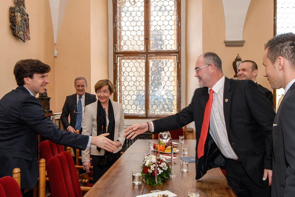 Program plzeňských oslav konce druhé světové války pokračuje druhý den v Plzni. Kromě nabitého programu, který mají nejcennější hosté Slavností svobody, tedy američtí a belgičtí veteráni, se zúčastnili i vzpomínkového setkání u pamětní desky Bratrstva 17. praporu belgických střelců a desky věnované 16. obrněné divizi americké armády v prostorách schodiště plzeňské radnice. Přítomni byli také zástupci města Plzně, primátor Martin Zrzavecký, první náměstek Martin Baxa a náměstkyně Eva Herinková. Do západočeské metropole u příležitosti oslav přijeli také velvyslankyně Belgického království v České republice J. E. François Gustin a velvyslanec Spojených států amerických J. E. Andrew Hirsch Schapiro, které před vzpomínkovým aktem přijal primátor města. (foto: 6.5.2016)