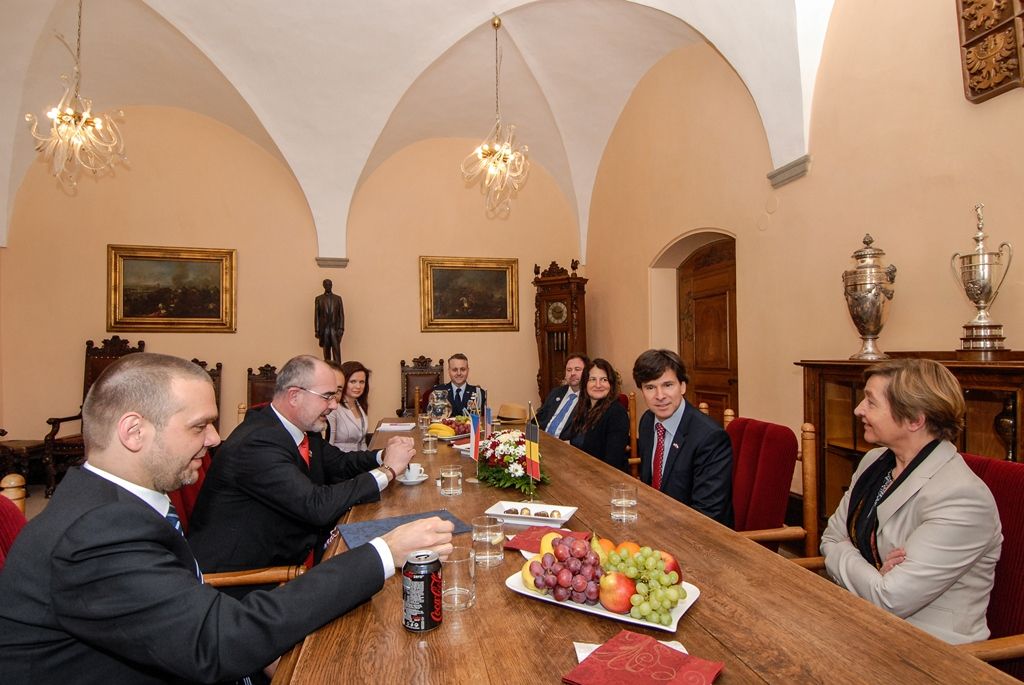Program plzeňských oslav konce druhé světové války pokračuje druhý den v Plzni. Kromě nabitého programu, který mají nejcennější hosté Slavností svobody, tedy američtí a belgičtí veteráni, se zúčastnili i vzpomínkového setkání u pamětní desky Bratrstva 17. praporu belgických střelců a desky věnované 16. obrněné divizi americké armády v prostorách schodiště plzeňské radnice. Přítomni byli také zástupci města Plzně, primátor Martin Zrzavecký, první náměstek Martin Baxa a náměstkyně Eva Herinková. Do západočeské metropole u příležitosti oslav přijeli také velvyslankyně Belgického království v České republice J. E. François Gustin a velvyslanec Spojených států amerických J. E. Andrew Hirsch Schapiro, které před vzpomínkovým aktem přijal primátor města. (foto: 6.5.2016)