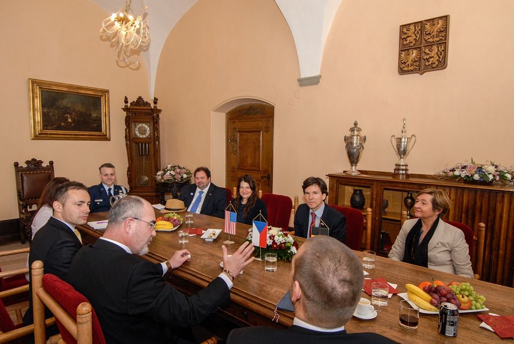 Program plzeňských oslav konce druhé světové války pokračuje druhý den v Plzni. Kromě nabitého programu, který mají nejcennější hosté Slavností svobody, tedy američtí a belgičtí veteráni, se zúčastnili i vzpomínkového setkání u pamětní desky Bratrstva 17. praporu belgických střelců a desky věnované 16. obrněné divizi americké armády v prostorách schodiště plzeňské radnice. Přítomni byli také zástupci města Plzně, primátor Martin Zrzavecký, první náměstek Martin Baxa a náměstkyně Eva Herinková. Do západočeské metropole u příležitosti oslav přijeli také velvyslankyně Belgického království v České republice J. E. François Gustin a velvyslanec Spojených států amerických J. E. Andrew Hirsch Schapiro, které před vzpomínkovým aktem přijal primátor města. (foto: 6.5.2016)