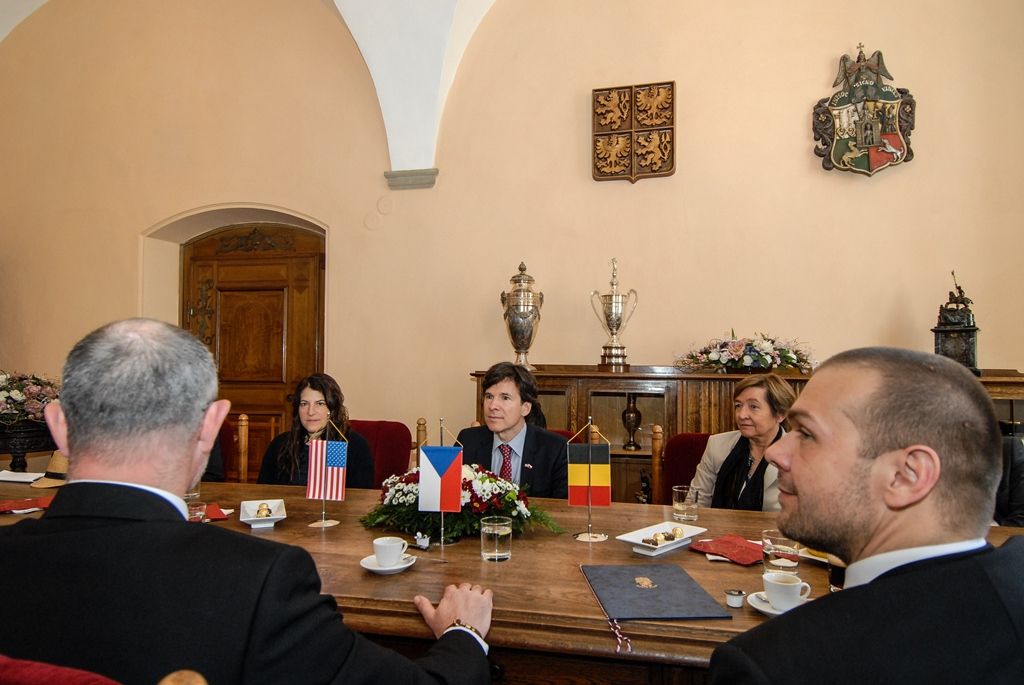 Program plzeňských oslav konce druhé světové války pokračuje druhý den v Plzni. Kromě nabitého programu, který mají nejcennější hosté Slavností svobody, tedy američtí a belgičtí veteráni, se zúčastnili i vzpomínkového setkání u pamětní desky Bratrstva 17. praporu belgických střelců a desky věnované 16. obrněné divizi americké armády v prostorách schodiště plzeňské radnice. Přítomni byli také zástupci města Plzně, primátor Martin Zrzavecký, první náměstek Martin Baxa a náměstkyně Eva Herinková. Do západočeské metropole u příležitosti oslav přijeli také velvyslankyně Belgického království v České republice J. E. François Gustin a velvyslanec Spojených států amerických J. E. Andrew Hirsch Schapiro, které před vzpomínkovým aktem přijal primátor města. (foto: 6.5.2016)