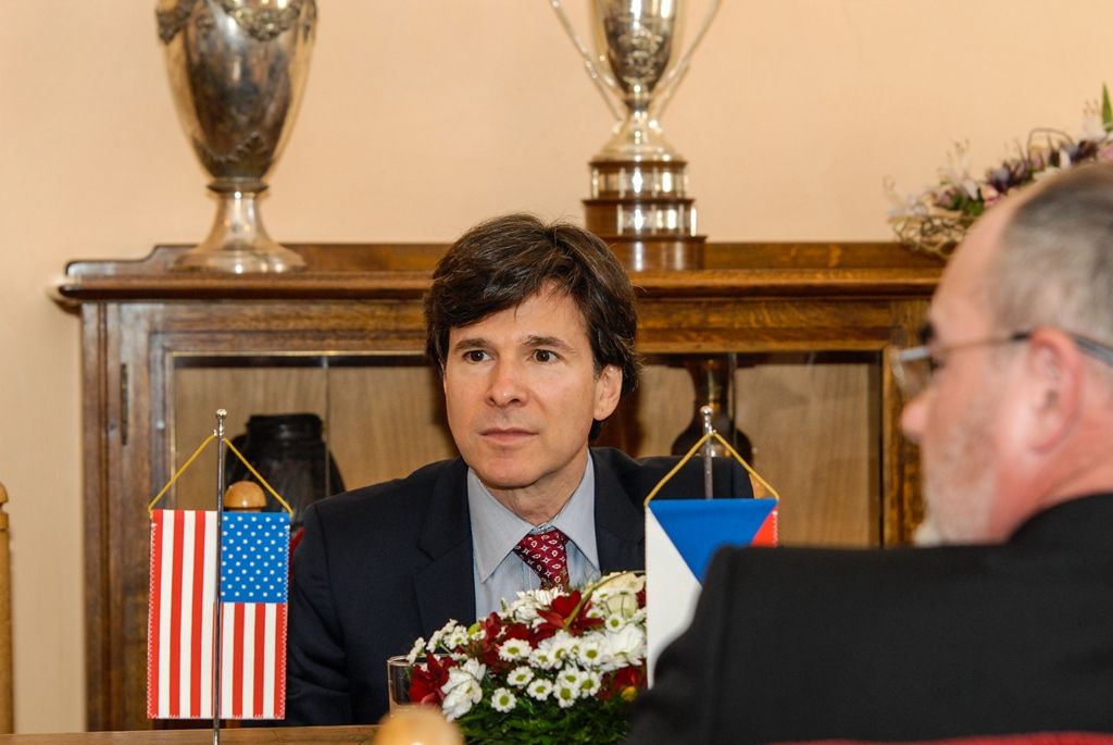 Program plzeňských oslav konce druhé světové války pokračuje druhý den v Plzni. Kromě nabitého programu, který mají nejcennější hosté Slavností svobody, tedy američtí a belgičtí veteráni, se zúčastnili i vzpomínkového setkání u pamětní desky Bratrstva 17. praporu belgických střelců a desky věnované 16. obrněné divizi americké armády v prostorách schodiště plzeňské radnice. Přítomni byli také zástupci města Plzně, primátor Martin Zrzavecký, první náměstek Martin Baxa a náměstkyně Eva Herinková. Do západočeské metropole u příležitosti oslav přijeli také velvyslankyně Belgického království v České republice J. E. François Gustin a velvyslanec Spojených států amerických J. E. Andrew Hirsch Schapiro, které před vzpomínkovým aktem přijal primátor města. (foto: 6.5.2016)