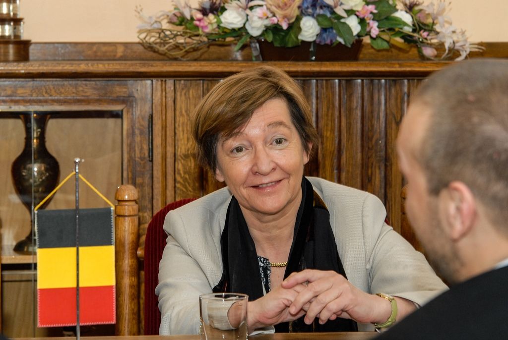 Program plzeňských oslav konce druhé světové války pokračuje druhý den v Plzni. Kromě nabitého programu, který mají nejcennější hosté Slavností svobody, tedy američtí a belgičtí veteráni, se zúčastnili i vzpomínkového setkání u pamětní desky Bratrstva 17. praporu belgických střelců a desky věnované 16. obrněné divizi americké armády v prostorách schodiště plzeňské radnice. Přítomni byli také zástupci města Plzně, primátor Martin Zrzavecký, první náměstek Martin Baxa a náměstkyně Eva Herinková. Do západočeské metropole u příležitosti oslav přijeli také velvyslankyně Belgického království v České republice J. E. François Gustin a velvyslanec Spojených států amerických J. E. Andrew Hirsch Schapiro, které před vzpomínkovým aktem přijal primátor města. (foto: 6.5.2016)