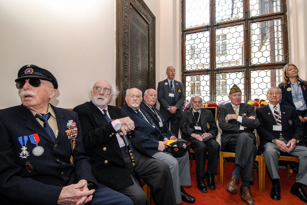 Program plzeňských oslav konce druhé světové války pokračuje druhý den v Plzni. Kromě nabitého programu, který mají nejcennější hosté Slavností svobody, tedy američtí a belgičtí veteráni, se zúčastnili i vzpomínkového setkání u pamětní desky Bratrstva 17. praporu belgických střelců a desky věnované 16. obrněné divizi americké armády v prostorách schodiště plzeňské radnice. Přítomni byli také zástupci města Plzně, primátor Martin Zrzavecký, první náměstek Martin Baxa a náměstkyně Eva Herinková. Do západočeské metropole u příležitosti oslav přijeli také velvyslankyně Belgického království v České republice J. E. François Gustin a velvyslanec Spojených států amerických J. E. Andrew Hirsch Schapiro, které před vzpomínkovým aktem přijal primátor města. (foto: 6.5.2016)