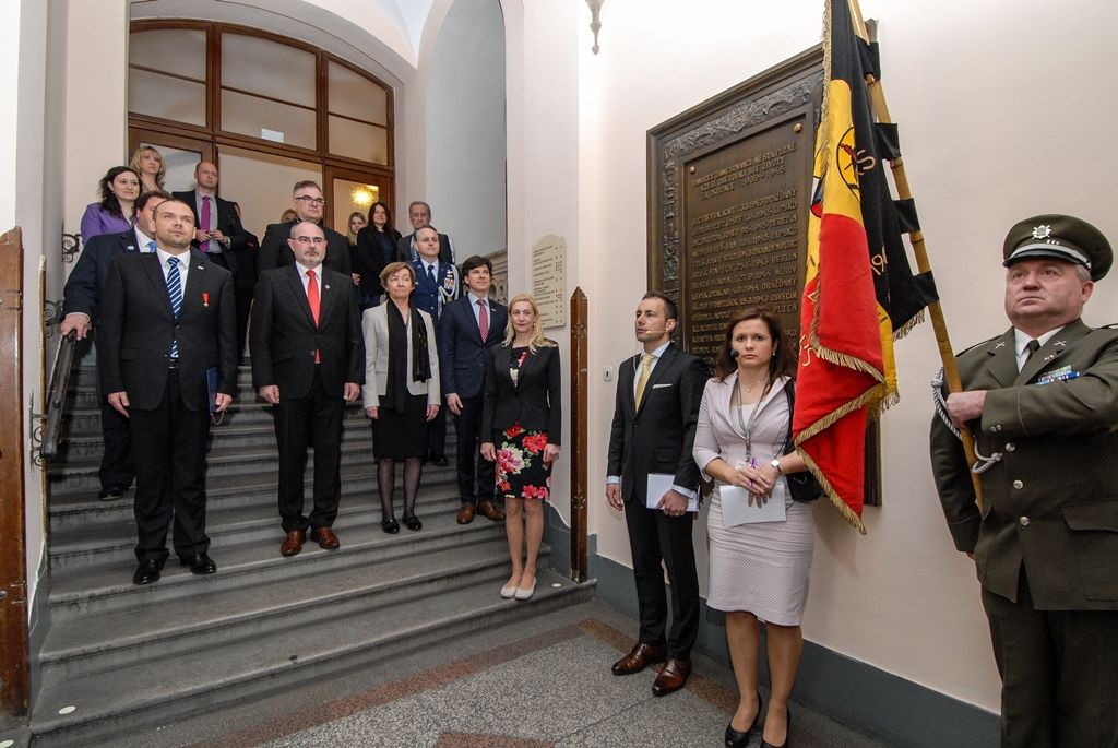 Program plzeňských oslav konce druhé světové války pokračuje druhý den v Plzni. Kromě nabitého programu, který mají nejcennější hosté Slavností svobody, tedy američtí a belgičtí veteráni, se zúčastnili i vzpomínkového setkání u pamětní desky Bratrstva 17. praporu belgických střelců a desky věnované 16. obrněné divizi americké armády v prostorách schodiště plzeňské radnice. Přítomni byli také zástupci města Plzně, primátor Martin Zrzavecký, první náměstek Martin Baxa a náměstkyně Eva Herinková. Do západočeské metropole u příležitosti oslav přijeli také velvyslankyně Belgického království v České republice J. E. François Gustin a velvyslanec Spojených států amerických J. E. Andrew Hirsch Schapiro, které před vzpomínkovým aktem přijal primátor města. (foto: 6.5.2016)