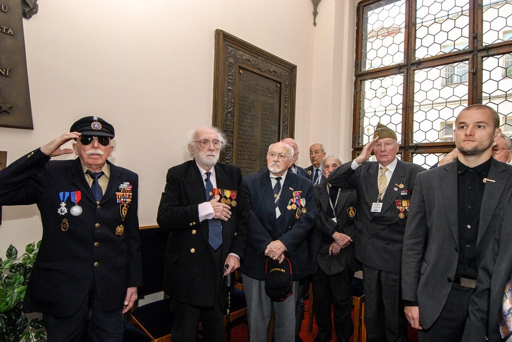 Program plzeňských oslav konce druhé světové války pokračuje druhý den v Plzni. Kromě nabitého programu, který mají nejcennější hosté Slavností svobody, tedy američtí a belgičtí veteráni, se zúčastnili i vzpomínkového setkání u pamětní desky Bratrstva 17. praporu belgických střelců a desky věnované 16. obrněné divizi americké armády v prostorách schodiště plzeňské radnice. Přítomni byli také zástupci města Plzně, primátor Martin Zrzavecký, první náměstek Martin Baxa a náměstkyně Eva Herinková. Do západočeské metropole u příležitosti oslav přijeli také velvyslankyně Belgického království v České republice J. E. François Gustin a velvyslanec Spojených států amerických J. E. Andrew Hirsch Schapiro, které před vzpomínkovým aktem přijal primátor města. (foto: 6.5.2016)