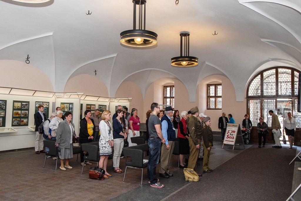 Program plzeňských oslav konce druhé světové války pokračuje druhý den v Plzni. Kromě nabitého programu, který mají nejcennější hosté Slavností svobody, tedy američtí a belgičtí veteráni, se zúčastnili i vzpomínkového setkání u pamětní desky Bratrstva 17. praporu belgických střelců a desky věnované 16. obrněné divizi americké armády v prostorách schodiště plzeňské radnice. Přítomni byli také zástupci města Plzně, primátor Martin Zrzavecký, první náměstek Martin Baxa a náměstkyně Eva Herinková. Do západočeské metropole u příležitosti oslav přijeli také velvyslankyně Belgického království v České republice J. E. François Gustin a velvyslanec Spojených států amerických J. E. Andrew Hirsch Schapiro, které před vzpomínkovým aktem přijal primátor města. (foto: 6.5.2016)