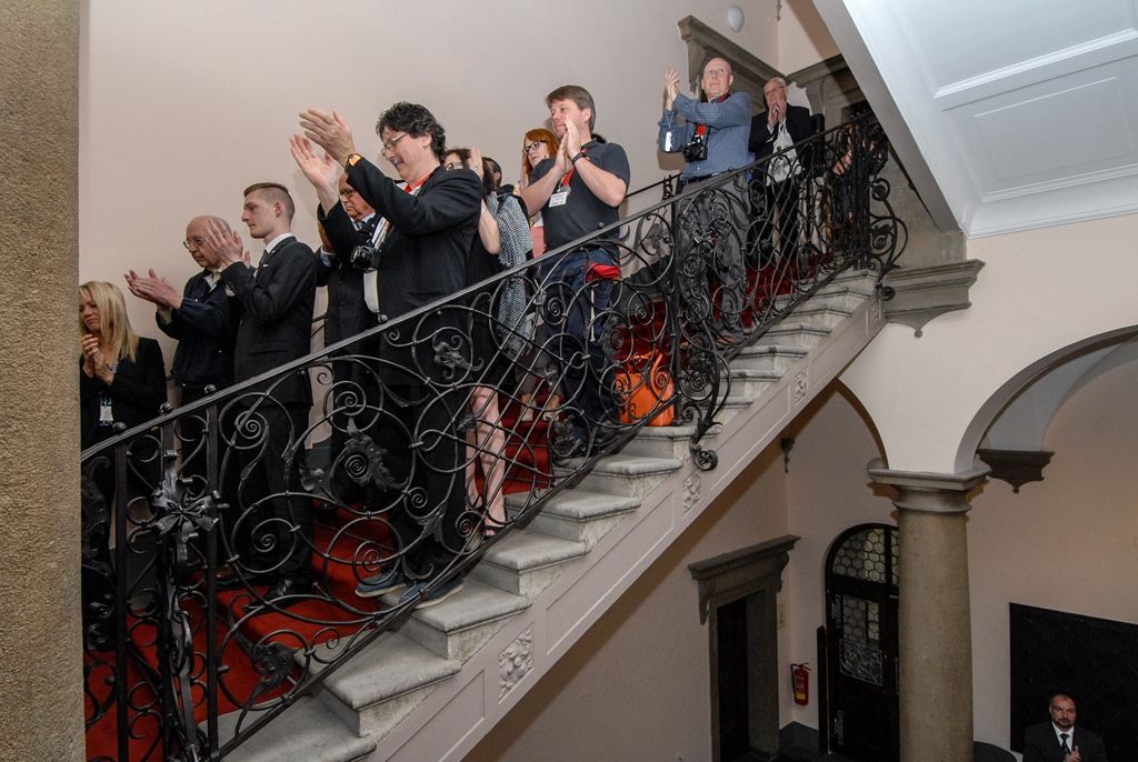 Program plzeňských oslav konce druhé světové války pokračuje druhý den v Plzni. Kromě nabitého programu, který mají nejcennější hosté Slavností svobody, tedy američtí a belgičtí veteráni, se zúčastnili i vzpomínkového setkání u pamětní desky Bratrstva 17. praporu belgických střelců a desky věnované 16. obrněné divizi americké armády v prostorách schodiště plzeňské radnice. Přítomni byli také zástupci města Plzně, primátor Martin Zrzavecký, první náměstek Martin Baxa a náměstkyně Eva Herinková. Do západočeské metropole u příležitosti oslav přijeli také velvyslankyně Belgického království v České republice J. E. François Gustin a velvyslanec Spojených států amerických J. E. Andrew Hirsch Schapiro, které před vzpomínkovým aktem přijal primátor města. (foto: 6.5.2016)