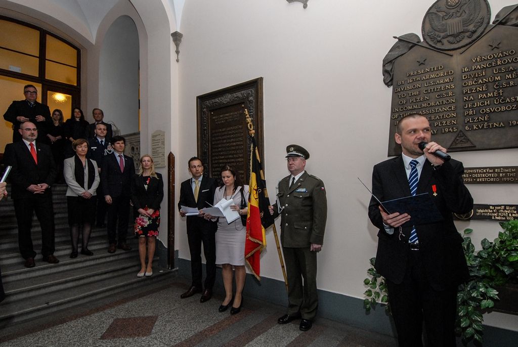 Program plzeňských oslav konce druhé světové války pokračuje druhý den v Plzni. Kromě nabitého programu, který mají nejcennější hosté Slavností svobody, tedy američtí a belgičtí veteráni, se zúčastnili i vzpomínkového setkání u pamětní desky Bratrstva 17. praporu belgických střelců a desky věnované 16. obrněné divizi americké armády v prostorách schodiště plzeňské radnice. Přítomni byli také zástupci města Plzně, primátor Martin Zrzavecký, první náměstek Martin Baxa a náměstkyně Eva Herinková. Do západočeské metropole u příležitosti oslav přijeli také velvyslankyně Belgického království v České republice J. E. François Gustin a velvyslanec Spojených států amerických J. E. Andrew Hirsch Schapiro, které před vzpomínkovým aktem přijal primátor města. (foto: 6.5.2016)