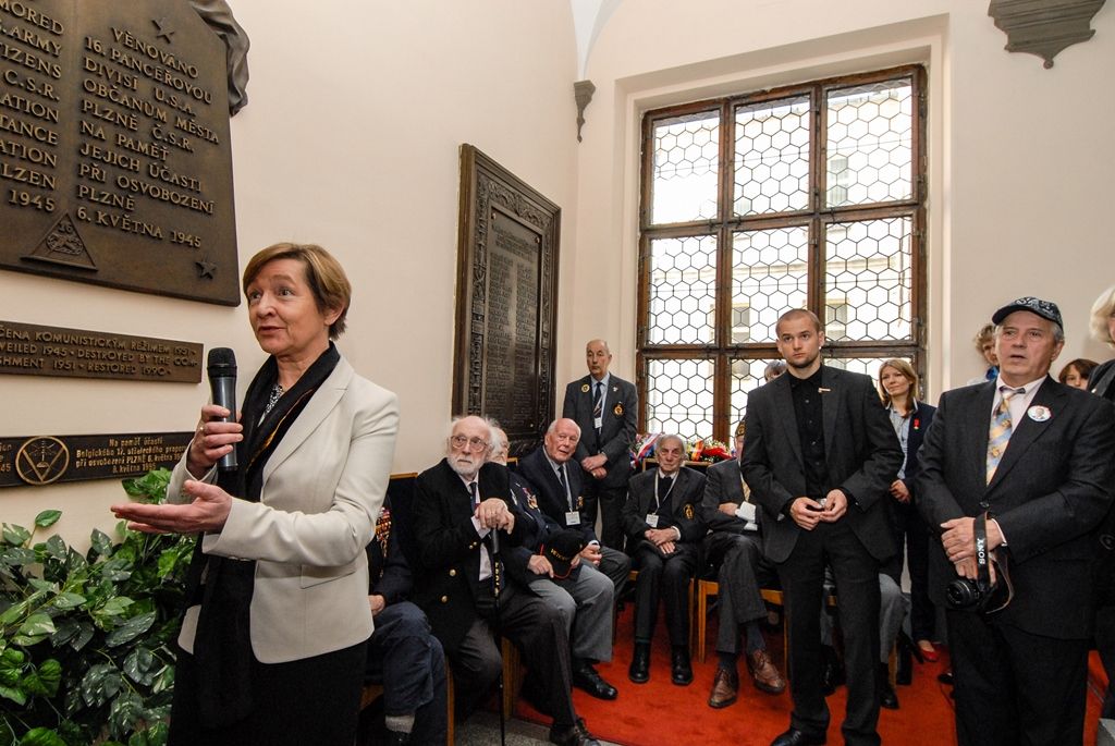 Program plzeňských oslav konce druhé světové války pokračuje druhý den v Plzni. Kromě nabitého programu, který mají nejcennější hosté Slavností svobody, tedy američtí a belgičtí veteráni, se zúčastnili i vzpomínkového setkání u pamětní desky Bratrstva 17. praporu belgických střelců a desky věnované 16. obrněné divizi americké armády v prostorách schodiště plzeňské radnice. Přítomni byli také zástupci města Plzně, primátor Martin Zrzavecký, první náměstek Martin Baxa a náměstkyně Eva Herinková. Do západočeské metropole u příležitosti oslav přijeli také velvyslankyně Belgického království v České republice J. E. François Gustin a velvyslanec Spojených států amerických J. E. Andrew Hirsch Schapiro, které před vzpomínkovým aktem přijal primátor města. (foto: 6.5.2016)