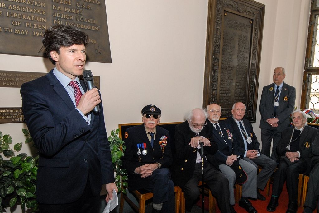 Program plzeňských oslav konce druhé světové války pokračuje druhý den v Plzni. Kromě nabitého programu, který mají nejcennější hosté Slavností svobody, tedy američtí a belgičtí veteráni, se zúčastnili i vzpomínkového setkání u pamětní desky Bratrstva 17. praporu belgických střelců a desky věnované 16. obrněné divizi americké armády v prostorách schodiště plzeňské radnice. Přítomni byli také zástupci města Plzně, primátor Martin Zrzavecký, první náměstek Martin Baxa a náměstkyně Eva Herinková. Do západočeské metropole u příležitosti oslav přijeli také velvyslankyně Belgického království v České republice J. E. François Gustin a velvyslanec Spojených států amerických J. E. Andrew Hirsch Schapiro, které před vzpomínkovým aktem přijal primátor města. (foto: 6.5.2016)