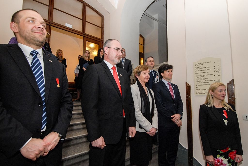 Program plzeňských oslav konce druhé světové války pokračuje druhý den v Plzni. Kromě nabitého programu, který mají nejcennější hosté Slavností svobody, tedy američtí a belgičtí veteráni, se zúčastnili i vzpomínkového setkání u pamětní desky Bratrstva 17. praporu belgických střelců a desky věnované 16. obrněné divizi americké armády v prostorách schodiště plzeňské radnice. Přítomni byli také zástupci města Plzně, primátor Martin Zrzavecký, první náměstek Martin Baxa a náměstkyně Eva Herinková. Do západočeské metropole u příležitosti oslav přijeli také velvyslankyně Belgického království v České republice J. E. François Gustin a velvyslanec Spojených států amerických J. E. Andrew Hirsch Schapiro, které před vzpomínkovým aktem přijal primátor města. (foto: 6.5.2016)
