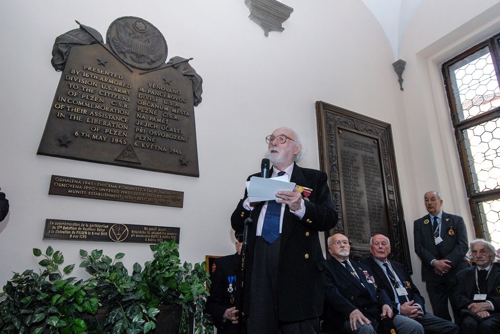 Program plzeňských oslav konce druhé světové války pokračuje druhý den v Plzni. Kromě nabitého programu, který mají nejcennější hosté Slavností svobody, tedy američtí a belgičtí veteráni, se zúčastnili i vzpomínkového setkání u pamětní desky Bratrstva 17. praporu belgických střelců a desky věnované 16. obrněné divizi americké armády v prostorách schodiště plzeňské radnice. Přítomni byli také zástupci města Plzně, primátor Martin Zrzavecký, první náměstek Martin Baxa a náměstkyně Eva Herinková. Do západočeské metropole u příležitosti oslav přijeli také velvyslankyně Belgického království v České republice J. E. François Gustin a velvyslanec Spojených států amerických J. E. Andrew Hirsch Schapiro, které před vzpomínkovým aktem přijal primátor města. (foto: 6.5.2016)