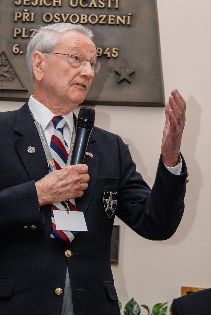 Program plzeňských oslav konce druhé světové války pokračuje druhý den v Plzni. Kromě nabitého programu, který mají nejcennější hosté Slavností svobody, tedy američtí a belgičtí veteráni, se zúčastnili i vzpomínkového setkání u pamětní desky Bratrstva 17. praporu belgických střelců a desky věnované 16. obrněné divizi americké armády v prostorách schodiště plzeňské radnice. Přítomni byli také zástupci města Plzně, primátor Martin Zrzavecký, první náměstek Martin Baxa a náměstkyně Eva Herinková. Do západočeské metropole u příležitosti oslav přijeli také velvyslankyně Belgického království v České republice J. E. François Gustin a velvyslanec Spojených států amerických J. E. Andrew Hirsch Schapiro, které před vzpomínkovým aktem přijal primátor města. (foto: 6.5.2016)