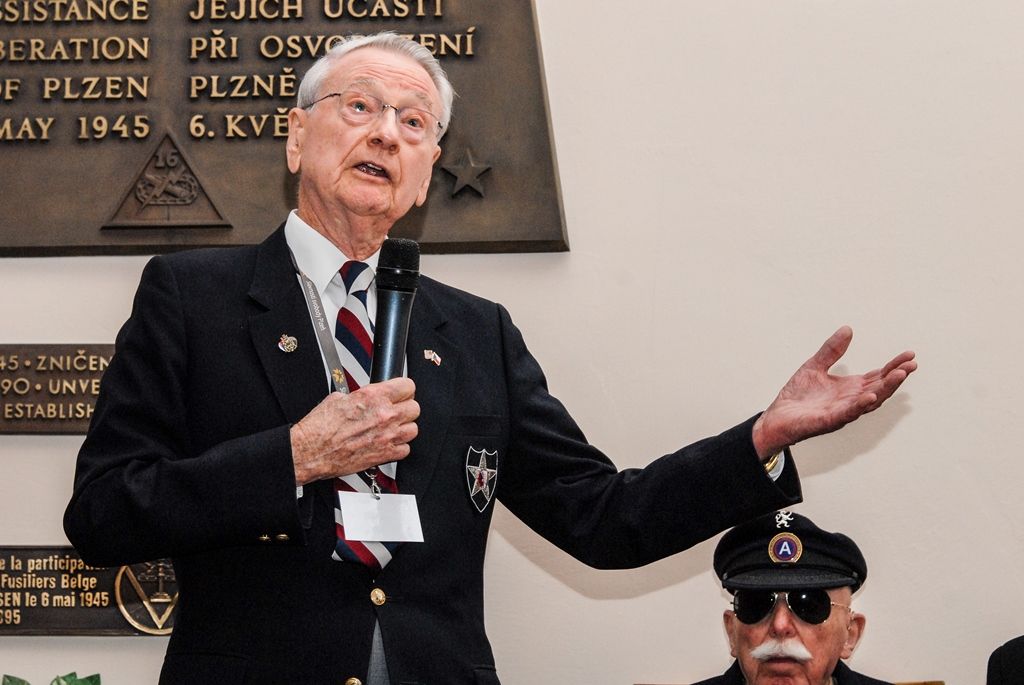 Program plzeňských oslav konce druhé světové války pokračuje druhý den v Plzni. Kromě nabitého programu, který mají nejcennější hosté Slavností svobody, tedy američtí a belgičtí veteráni, se zúčastnili i vzpomínkového setkání u pamětní desky Bratrstva 17. praporu belgických střelců a desky věnované 16. obrněné divizi americké armády v prostorách schodiště plzeňské radnice. Přítomni byli také zástupci města Plzně, primátor Martin Zrzavecký, první náměstek Martin Baxa a náměstkyně Eva Herinková. Do západočeské metropole u příležitosti oslav přijeli také velvyslankyně Belgického království v České republice J. E. François Gustin a velvyslanec Spojených států amerických J. E. Andrew Hirsch Schapiro, které před vzpomínkovým aktem přijal primátor města. (foto: 6.5.2016)