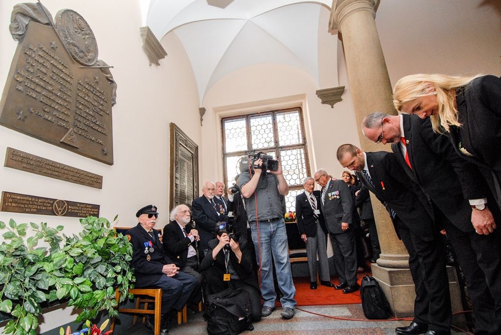 Program plzeňských oslav konce druhé světové války pokračuje druhý den v Plzni. Kromě nabitého programu, který mají nejcennější hosté Slavností svobody, tedy američtí a belgičtí veteráni, se zúčastnili i vzpomínkového setkání u pamětní desky Bratrstva 17. praporu belgických střelců a desky věnované 16. obrněné divizi americké armády v prostorách schodiště plzeňské radnice. Přítomni byli také zástupci města Plzně, primátor Martin Zrzavecký, první náměstek Martin Baxa a náměstkyně Eva Herinková. Do západočeské metropole u příležitosti oslav přijeli také velvyslankyně Belgického království v České republice J. E. François Gustin a velvyslanec Spojených států amerických J. E. Andrew Hirsch Schapiro, které před vzpomínkovým aktem přijal primátor města. (foto: 6.5.2016)