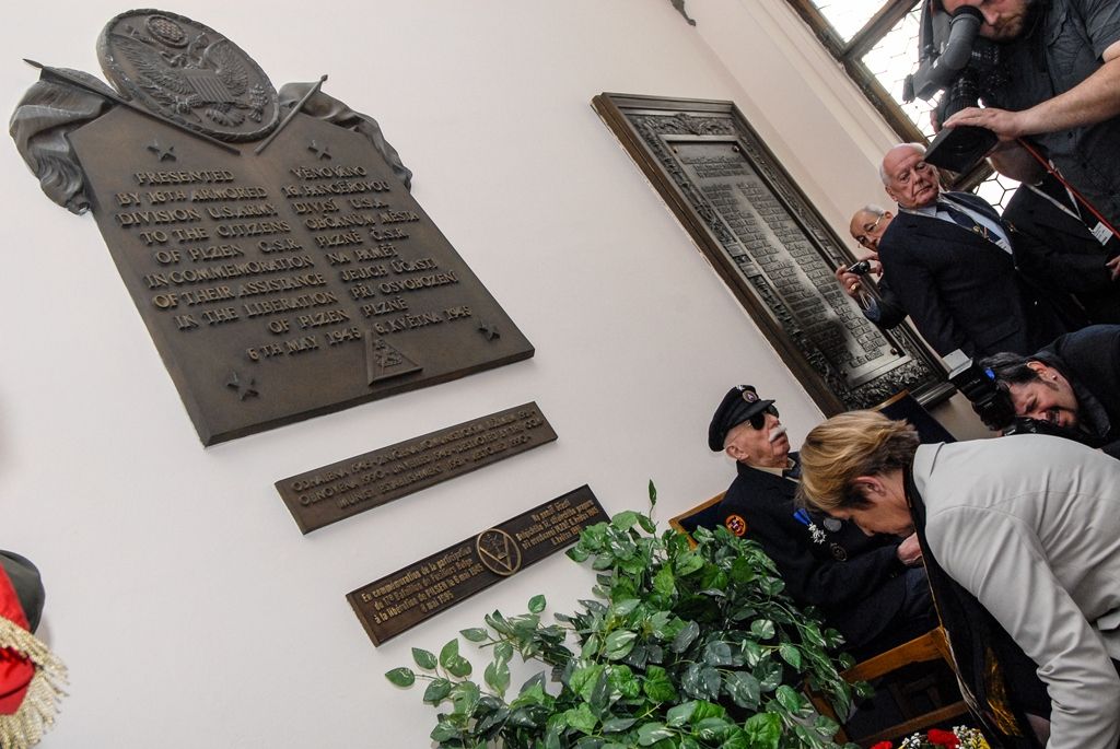 Program plzeňských oslav konce druhé světové války pokračuje druhý den v Plzni. Kromě nabitého programu, který mají nejcennější hosté Slavností svobody, tedy američtí a belgičtí veteráni, se zúčastnili i vzpomínkového setkání u pamětní desky Bratrstva 17. praporu belgických střelců a desky věnované 16. obrněné divizi americké armády v prostorách schodiště plzeňské radnice. Přítomni byli také zástupci města Plzně, primátor Martin Zrzavecký, první náměstek Martin Baxa a náměstkyně Eva Herinková. Do západočeské metropole u příležitosti oslav přijeli také velvyslankyně Belgického království v České republice J. E. François Gustin a velvyslanec Spojených států amerických J. E. Andrew Hirsch Schapiro, které před vzpomínkovým aktem přijal primátor města. (foto: 6.5.2016)