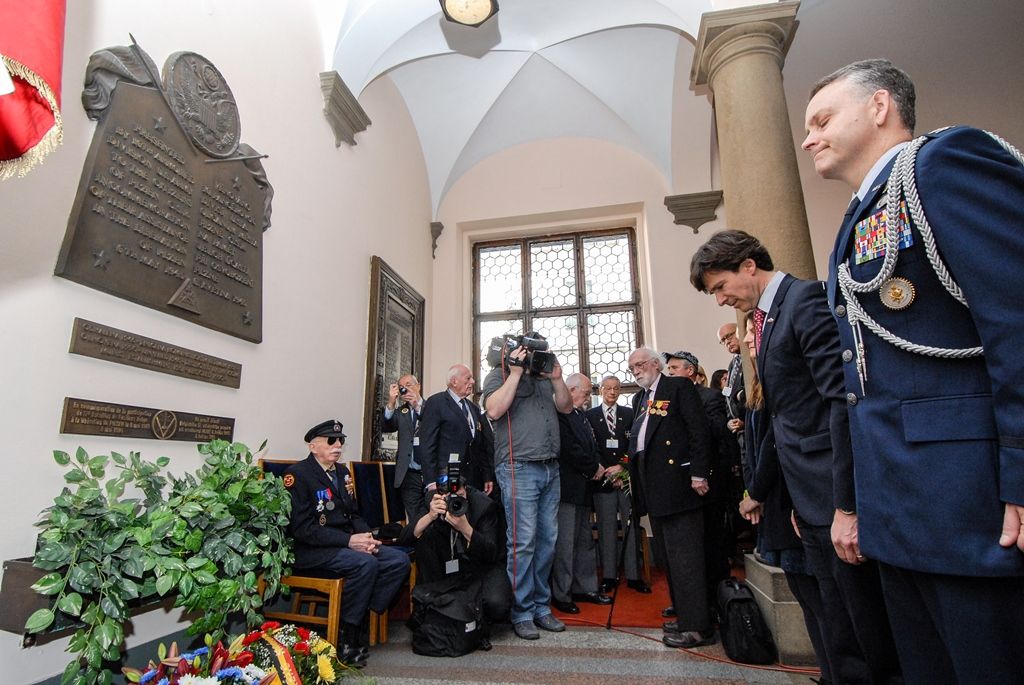 Program plzeňských oslav konce druhé světové války pokračuje druhý den v Plzni. Kromě nabitého programu, který mají nejcennější hosté Slavností svobody, tedy američtí a belgičtí veteráni, se zúčastnili i vzpomínkového setkání u pamětní desky Bratrstva 17. praporu belgických střelců a desky věnované 16. obrněné divizi americké armády v prostorách schodiště plzeňské radnice. Přítomni byli také zástupci města Plzně, primátor Martin Zrzavecký, první náměstek Martin Baxa a náměstkyně Eva Herinková. Do západočeské metropole u příležitosti oslav přijeli také velvyslankyně Belgického království v České republice J. E. François Gustin a velvyslanec Spojených států amerických J. E. Andrew Hirsch Schapiro, které před vzpomínkovým aktem přijal primátor města. (foto: 6.5.2016)