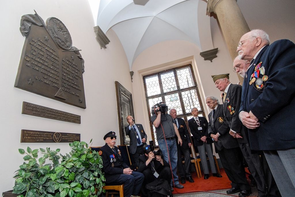 Slavnosti svobody 2016 - Pietní akt u pamětních desek na radnici