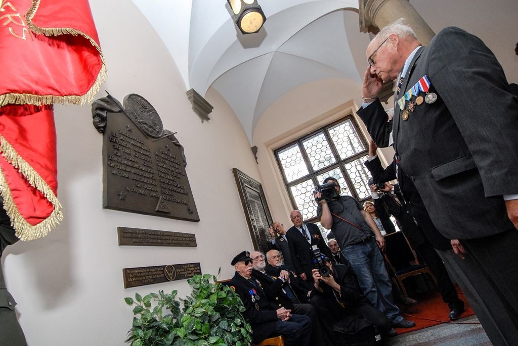 Program plzeňských oslav konce druhé světové války pokračuje druhý den v Plzni. Kromě nabitého programu, který mají nejcennější hosté Slavností svobody, tedy američtí a belgičtí veteráni, se zúčastnili i vzpomínkového setkání u pamětní desky Bratrstva 17. praporu belgických střelců a desky věnované 16. obrněné divizi americké armády v prostorách schodiště plzeňské radnice. Přítomni byli také zástupci města Plzně, primátor Martin Zrzavecký, první náměstek Martin Baxa a náměstkyně Eva Herinková. Do západočeské metropole u příležitosti oslav přijeli také velvyslankyně Belgického království v České republice J. E. François Gustin a velvyslanec Spojených států amerických J. E. Andrew Hirsch Schapiro, které před vzpomínkovým aktem přijal primátor města. (foto: 6.5.2016)