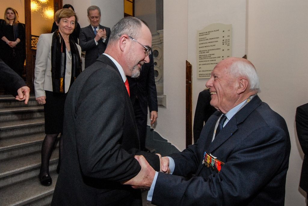 Program plzeňských oslav konce druhé světové války pokračuje druhý den v Plzni. Kromě nabitého programu, který mají nejcennější hosté Slavností svobody, tedy američtí a belgičtí veteráni, se zúčastnili i vzpomínkového setkání u pamětní desky Bratrstva 17. praporu belgických střelců a desky věnované 16. obrněné divizi americké armády v prostorách schodiště plzeňské radnice. Přítomni byli také zástupci města Plzně, primátor Martin Zrzavecký, první náměstek Martin Baxa a náměstkyně Eva Herinková. Do západočeské metropole u příležitosti oslav přijeli také velvyslankyně Belgického království v České republice J. E. François Gustin a velvyslanec Spojených států amerických J. E. Andrew Hirsch Schapiro, které před vzpomínkovým aktem přijal primátor města. (foto: 6.5.2016)