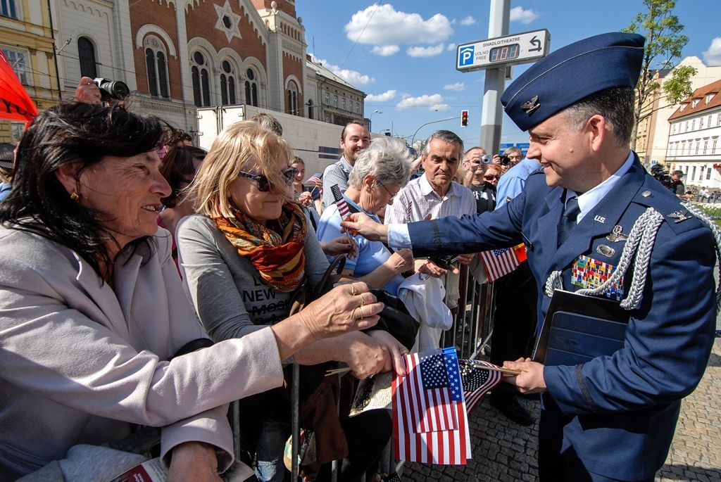 Svobodu navždy dnes Plzeňanům popřál americký veterán Earl Ingram, nadporučík 2. pěší divize. Jako zástupce amerických a belgických veteránů, kteří před 71 lety osvobozovali Plzeň, promluvil při hlavním vzpomínkovém aktu plzeňských Slavností svobody. Ten se letos konal u památníku G. S. Pattona, ceremoniál sledovalo kolem 400 lidí. Při setkání promluvili vedle primátora města Plzně Martina Zrzaveckého i další významní hosté, například velvyslanec Spojených států amerických v České republice J. E. Andrew Hirsch Schapiro. (foto: 6.5.2016)