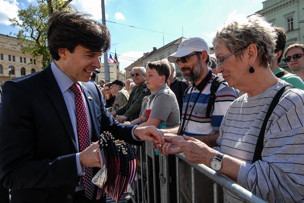 Svobodu navždy dnes Plzeňanům popřál americký veterán Earl Ingram, nadporučík 2. pěší divize. Jako zástupce amerických a belgických veteránů, kteří před 71 lety osvobozovali Plzeň, promluvil při hlavním vzpomínkovém aktu plzeňských Slavností svobody. Ten se letos konal u památníku G. S. Pattona, ceremoniál sledovalo kolem 400 lidí. Při setkání promluvili vedle primátora města Plzně Martina Zrzaveckého i další významní hosté, například velvyslanec Spojených států amerických v České republice J. E. Andrew Hirsch Schapiro. (foto: 6.5.2016)