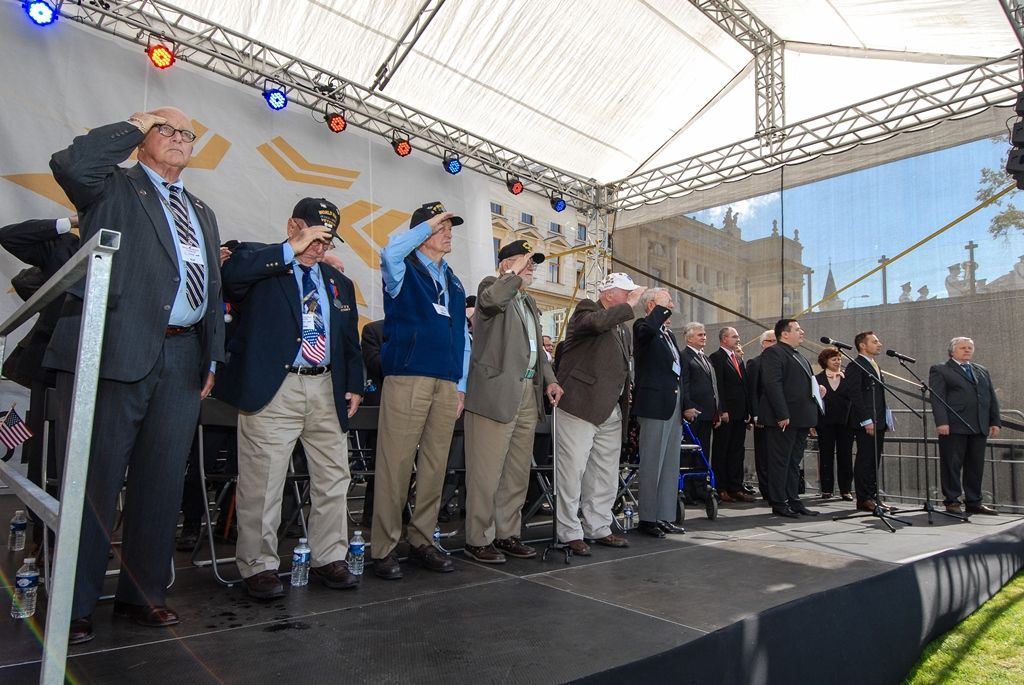 Svobodu navždy dnes Plzeňanům popřál americký veterán Earl Ingram, nadporučík 2. pěší divize. Jako zástupce amerických a belgických veteránů, kteří před 71 lety osvobozovali Plzeň, promluvil při hlavním vzpomínkovém aktu plzeňských Slavností svobody. Ten se letos konal u památníku G. S. Pattona, ceremoniál sledovalo kolem 400 lidí. Při setkání promluvili vedle primátora města Plzně Martina Zrzaveckého i další významní hosté, například velvyslanec Spojených států amerických v České republice J. E. Andrew Hirsch Schapiro. (foto: 6.5.2016)