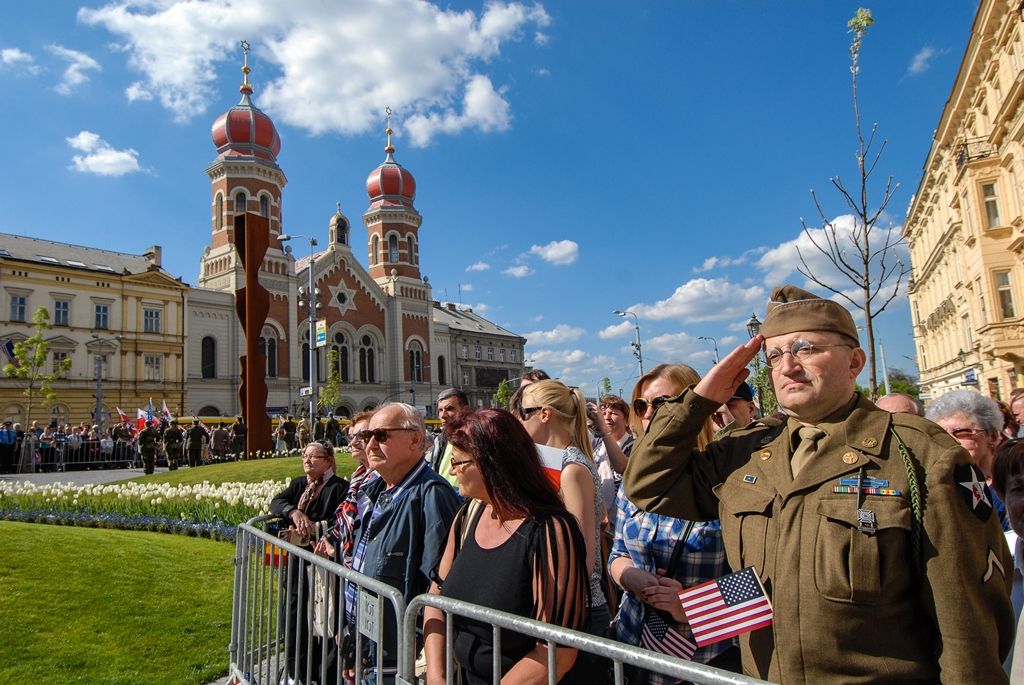 Svobodu navždy dnes Plzeňanům popřál americký veterán Earl Ingram, nadporučík 2. pěší divize. Jako zástupce amerických a belgických veteránů, kteří před 71 lety osvobozovali Plzeň, promluvil při hlavním vzpomínkovém aktu plzeňských Slavností svobody. Ten se letos konal u památníku G. S. Pattona, ceremoniál sledovalo kolem 400 lidí. Při setkání promluvili vedle primátora města Plzně Martina Zrzaveckého i další významní hosté, například velvyslanec Spojených států amerických v České republice J. E. Andrew Hirsch Schapiro. (foto: 6.5.2016)
