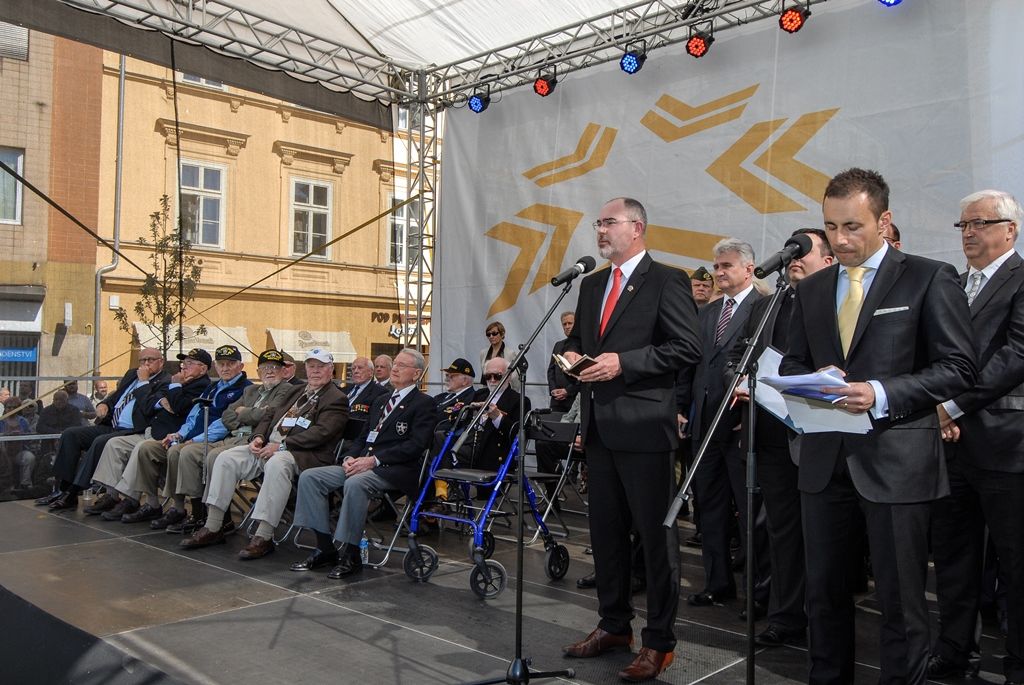 Svobodu navždy dnes Plzeňanům popřál americký veterán Earl Ingram, nadporučík 2. pěší divize. Jako zástupce amerických a belgických veteránů, kteří před 71 lety osvobozovali Plzeň, promluvil při hlavním vzpomínkovém aktu plzeňských Slavností svobody. Ten se letos konal u památníku G. S. Pattona, ceremoniál sledovalo kolem 400 lidí. Při setkání promluvili vedle primátora města Plzně Martina Zrzaveckého i další významní hosté, například velvyslanec Spojených států amerických v České republice J. E. Andrew Hirsch Schapiro. (foto: 6.5.2016)