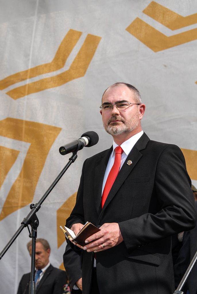 Svobodu navždy dnes Plzeňanům popřál americký veterán Earl Ingram, nadporučík 2. pěší divize. Jako zástupce amerických a belgických veteránů, kteří před 71 lety osvobozovali Plzeň, promluvil při hlavním vzpomínkovém aktu plzeňských Slavností svobody. Ten se letos konal u památníku G. S. Pattona, ceremoniál sledovalo kolem 400 lidí. Při setkání promluvili vedle primátora města Plzně Martina Zrzaveckého i další významní hosté, například velvyslanec Spojených států amerických v České republice J. E. Andrew Hirsch Schapiro. (foto: 6.5.2016)