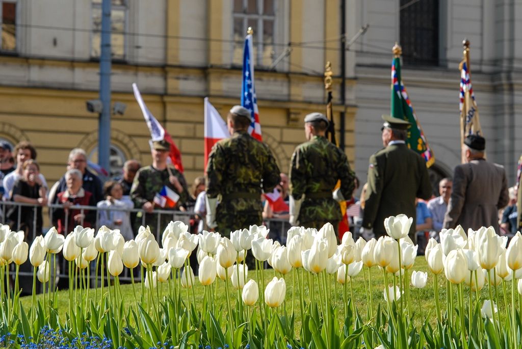 Svobodu navždy dnes Plzeňanům popřál americký veterán Earl Ingram, nadporučík 2. pěší divize. Jako zástupce amerických a belgických veteránů, kteří před 71 lety osvobozovali Plzeň, promluvil při hlavním vzpomínkovém aktu plzeňských Slavností svobody. Ten se letos konal u památníku G. S. Pattona, ceremoniál sledovalo kolem 400 lidí. Při setkání promluvili vedle primátora města Plzně Martina Zrzaveckého i další významní hosté, například velvyslanec Spojených států amerických v České republice J. E. Andrew Hirsch Schapiro. (foto: 6.5.2016)