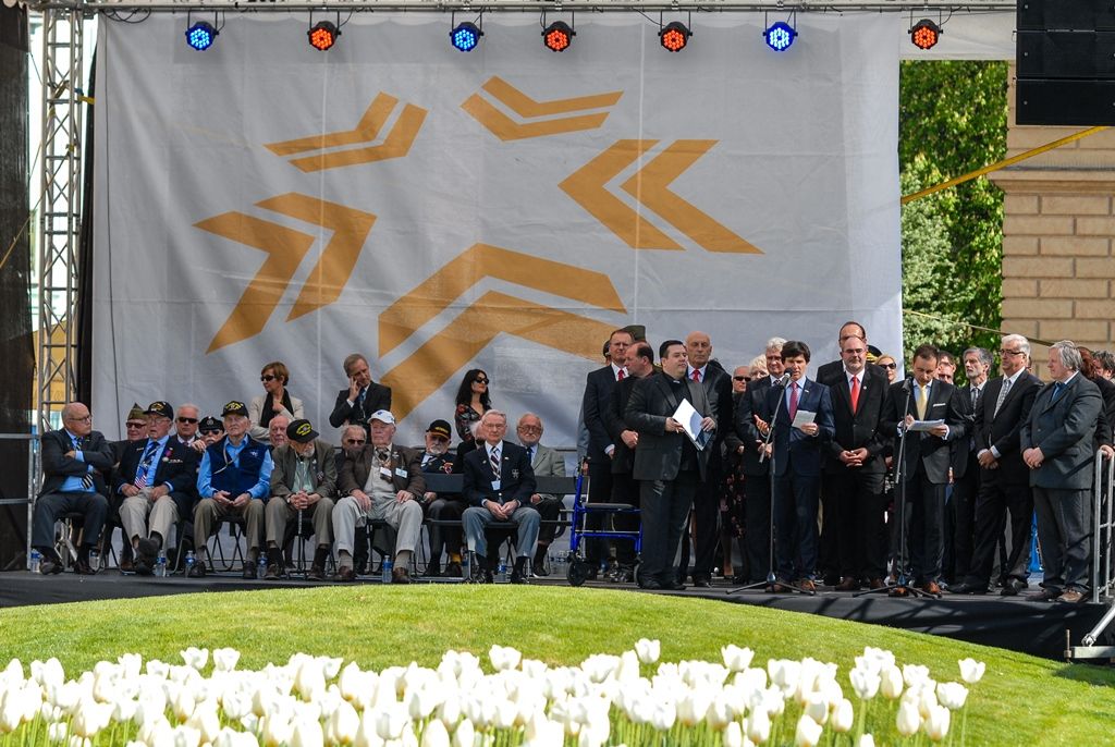 Svobodu navždy dnes Plzeňanům popřál americký veterán Earl Ingram, nadporučík 2. pěší divize. Jako zástupce amerických a belgických veteránů, kteří před 71 lety osvobozovali Plzeň, promluvil při hlavním vzpomínkovém aktu plzeňských Slavností svobody. Ten se letos konal u památníku G. S. Pattona, ceremoniál sledovalo kolem 400 lidí. Při setkání promluvili vedle primátora města Plzně Martina Zrzaveckého i další významní hosté, například velvyslanec Spojených států amerických v České republice J. E. Andrew Hirsch Schapiro. (foto: 6.5.2016)