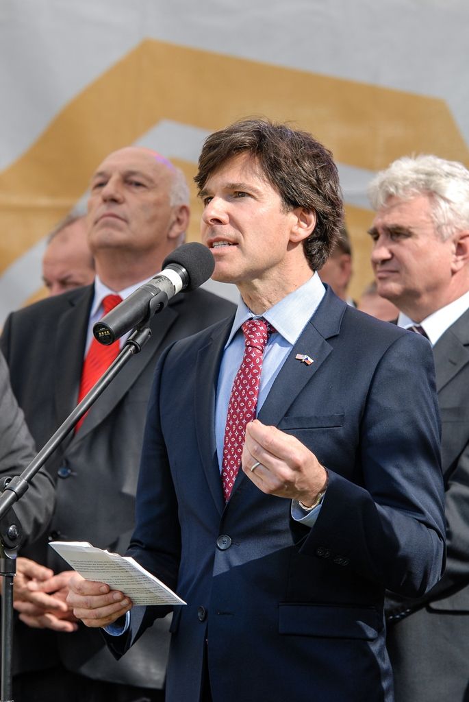 Svobodu navždy dnes Plzeňanům popřál americký veterán Earl Ingram, nadporučík 2. pěší divize. Jako zástupce amerických a belgických veteránů, kteří před 71 lety osvobozovali Plzeň, promluvil při hlavním vzpomínkovém aktu plzeňských Slavností svobody. Ten se letos konal u památníku G. S. Pattona, ceremoniál sledovalo kolem 400 lidí. Při setkání promluvili vedle primátora města Plzně Martina Zrzaveckého i další významní hosté, například velvyslanec Spojených států amerických v České republice J. E. Andrew Hirsch Schapiro. (foto: 6.5.2016)