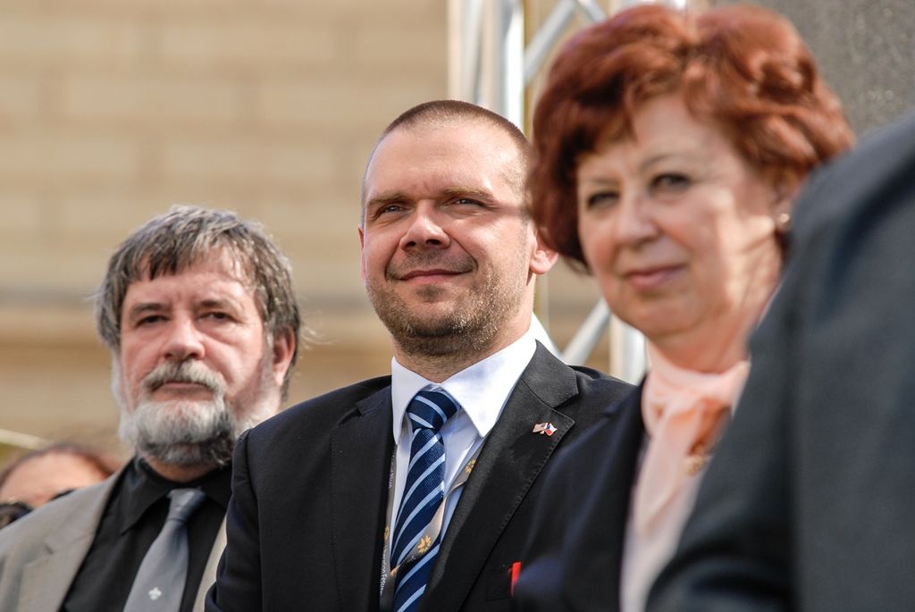 Svobodu navždy dnes Plzeňanům popřál americký veterán Earl Ingram, nadporučík 2. pěší divize. Jako zástupce amerických a belgických veteránů, kteří před 71 lety osvobozovali Plzeň, promluvil při hlavním vzpomínkovém aktu plzeňských Slavností svobody. Ten se letos konal u památníku G. S. Pattona, ceremoniál sledovalo kolem 400 lidí. Při setkání promluvili vedle primátora města Plzně Martina Zrzaveckého i další významní hosté, například velvyslanec Spojených států amerických v České republice J. E. Andrew Hirsch Schapiro. (foto: 6.5.2016)