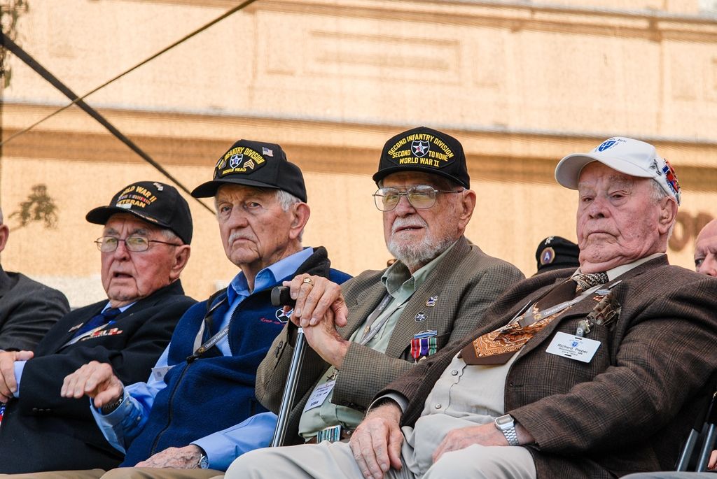 Svobodu navždy dnes Plzeňanům popřál americký veterán Earl Ingram, nadporučík 2. pěší divize. Jako zástupce amerických a belgických veteránů, kteří před 71 lety osvobozovali Plzeň, promluvil při hlavním vzpomínkovém aktu plzeňských Slavností svobody. Ten se letos konal u památníku G. S. Pattona, ceremoniál sledovalo kolem 400 lidí. Při setkání promluvili vedle primátora města Plzně Martina Zrzaveckého i další významní hosté, například velvyslanec Spojených států amerických v České republice J. E. Andrew Hirsch Schapiro. (foto: 6.5.2016)