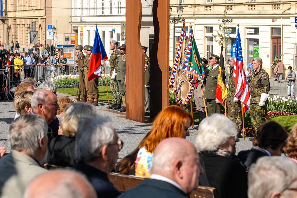 Svobodu navždy dnes Plzeňanům popřál americký veterán Earl Ingram, nadporučík 2. pěší divize. Jako zástupce amerických a belgických veteránů, kteří před 71 lety osvobozovali Plzeň, promluvil při hlavním vzpomínkovém aktu plzeňských Slavností svobody. Ten se letos konal u památníku G. S. Pattona, ceremoniál sledovalo kolem 400 lidí. Při setkání promluvili vedle primátora města Plzně Martina Zrzaveckého i další významní hosté, například velvyslanec Spojených států amerických v České republice J. E. Andrew Hirsch Schapiro. (foto: 6.5.2016)