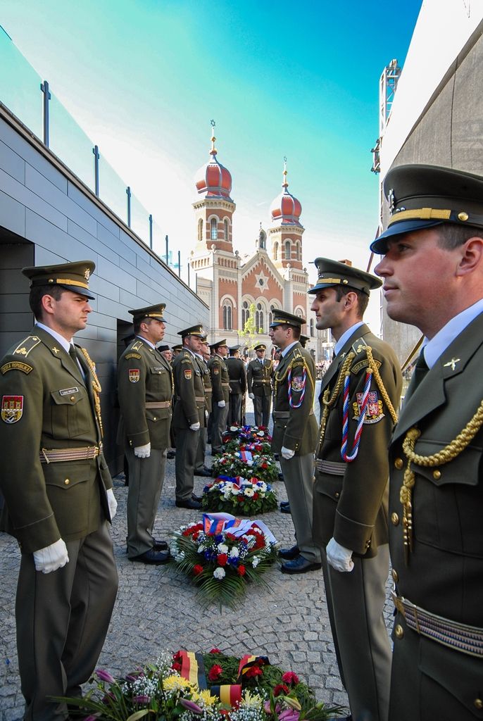 Svobodu navždy dnes Plzeňanům popřál americký veterán Earl Ingram, nadporučík 2. pěší divize. Jako zástupce amerických a belgických veteránů, kteří před 71 lety osvobozovali Plzeň, promluvil při hlavním vzpomínkovém aktu plzeňských Slavností svobody. Ten se letos konal u památníku G. S. Pattona, ceremoniál sledovalo kolem 400 lidí. Při setkání promluvili vedle primátora města Plzně Martina Zrzaveckého i další významní hosté, například velvyslanec Spojených států amerických v České republice J. E. Andrew Hirsch Schapiro. (foto: 6.5.2016)
