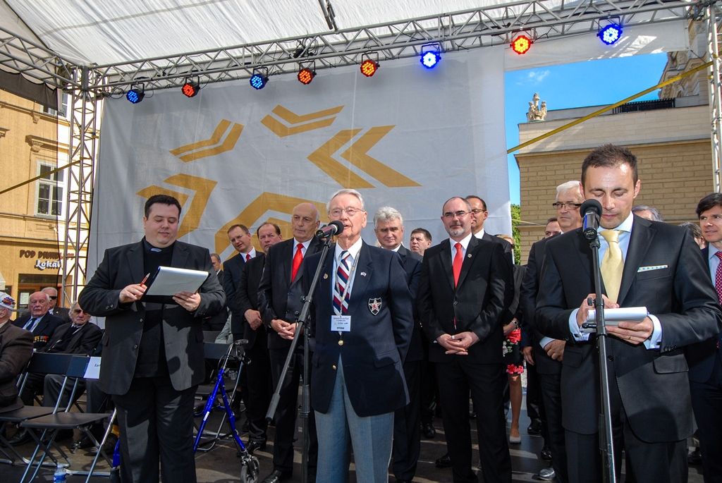 Svobodu navždy dnes Plzeňanům popřál americký veterán Earl Ingram, nadporučík 2. pěší divize. Jako zástupce amerických a belgických veteránů, kteří před 71 lety osvobozovali Plzeň, promluvil při hlavním vzpomínkovém aktu plzeňských Slavností svobody. Ten se letos konal u památníku G. S. Pattona, ceremoniál sledovalo kolem 400 lidí. Při setkání promluvili vedle primátora města Plzně Martina Zrzaveckého i další významní hosté, například velvyslanec Spojených států amerických v České republice J. E. Andrew Hirsch Schapiro. (foto: 6.5.2016)