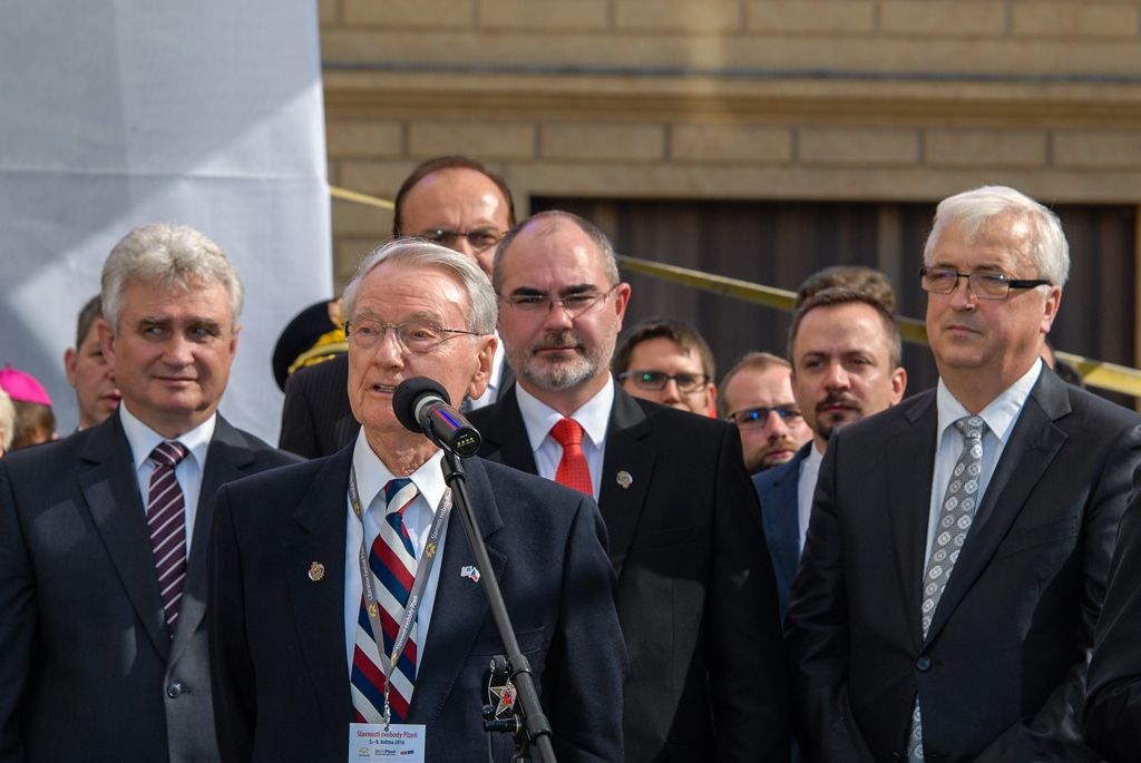 Svobodu navždy dnes Plzeňanům popřál americký veterán Earl Ingram, nadporučík 2. pěší divize. Jako zástupce amerických a belgických veteránů, kteří před 71 lety osvobozovali Plzeň, promluvil při hlavním vzpomínkovém aktu plzeňských Slavností svobody. Ten se letos konal u památníku G. S. Pattona, ceremoniál sledovalo kolem 400 lidí. Při setkání promluvili vedle primátora města Plzně Martina Zrzaveckého i další významní hosté, například velvyslanec Spojených států amerických v České republice J. E. Andrew Hirsch Schapiro. (foto: 6.5.2016)