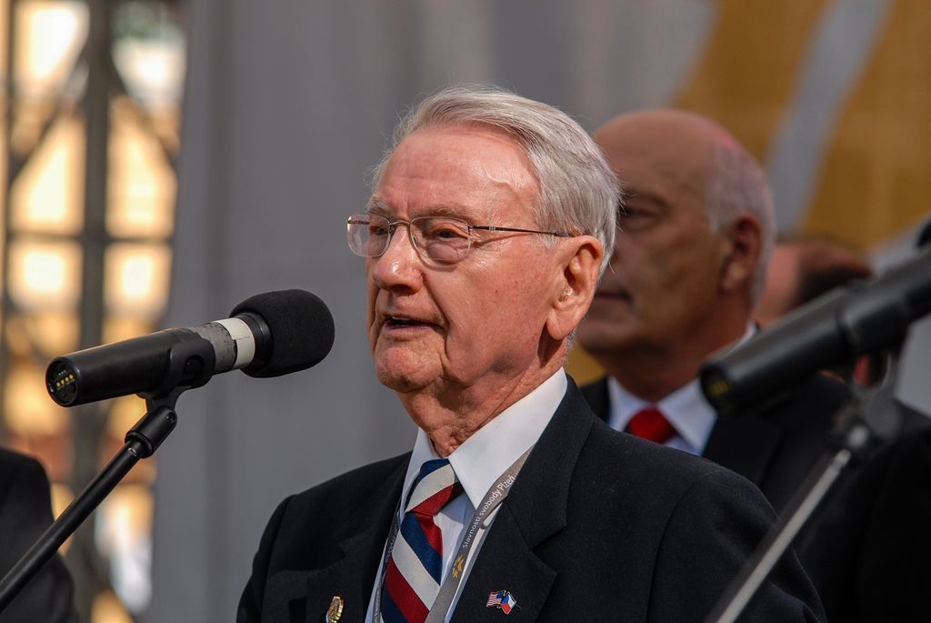Svobodu navždy dnes Plzeňanům popřál americký veterán Earl Ingram, nadporučík 2. pěší divize. Jako zástupce amerických a belgických veteránů, kteří před 71 lety osvobozovali Plzeň, promluvil při hlavním vzpomínkovém aktu plzeňských Slavností svobody. Ten se letos konal u památníku G. S. Pattona, ceremoniál sledovalo kolem 400 lidí. Při setkání promluvili vedle primátora města Plzně Martina Zrzaveckého i další významní hosté, například velvyslanec Spojených států amerických v České republice J. E. Andrew Hirsch Schapiro. (foto: 6.5.2016)