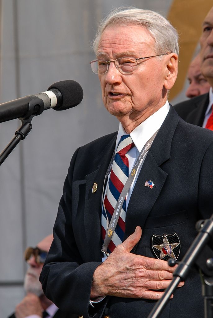 Svobodu navždy dnes Plzeňanům popřál americký veterán Earl Ingram, nadporučík 2. pěší divize. Jako zástupce amerických a belgických veteránů, kteří před 71 lety osvobozovali Plzeň, promluvil při hlavním vzpomínkovém aktu plzeňských Slavností svobody. Ten se letos konal u památníku G. S. Pattona, ceremoniál sledovalo kolem 400 lidí. Při setkání promluvili vedle primátora města Plzně Martina Zrzaveckého i další významní hosté, například velvyslanec Spojených států amerických v České republice J. E. Andrew Hirsch Schapiro. (foto: 6.5.2016)