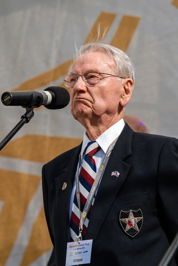 Svobodu navždy dnes Plzeňanům popřál americký veterán Earl Ingram, nadporučík 2. pěší divize. Jako zástupce amerických a belgických veteránů, kteří před 71 lety osvobozovali Plzeň, promluvil při hlavním vzpomínkovém aktu plzeňských Slavností svobody. Ten se letos konal u památníku G. S. Pattona, ceremoniál sledovalo kolem 400 lidí. Při setkání promluvili vedle primátora města Plzně Martina Zrzaveckého i další významní hosté, například velvyslanec Spojených států amerických v České republice J. E. Andrew Hirsch Schapiro. (foto: 6.5.2016)